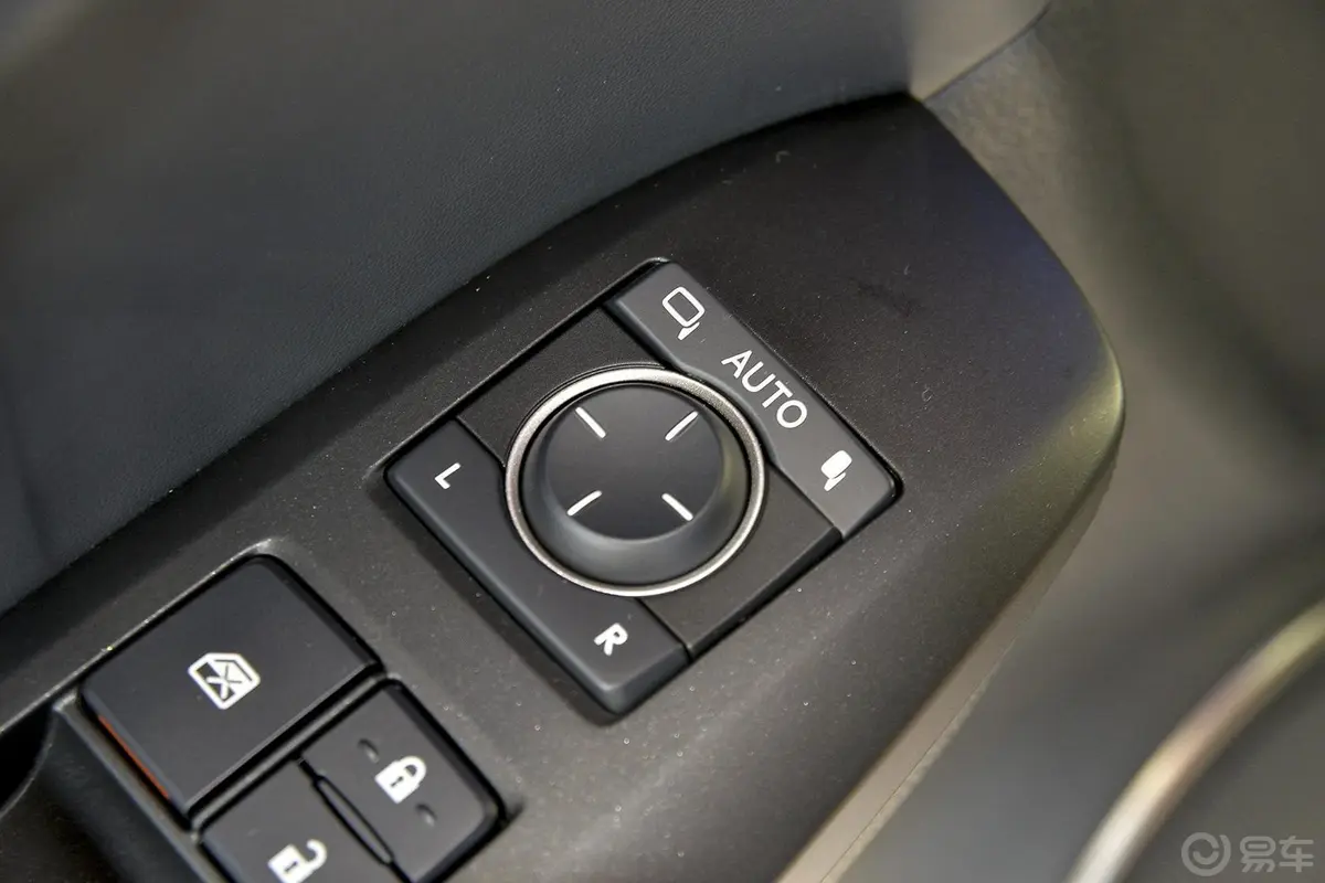 雷克萨斯NX200t 锋尚版外后视镜控制键