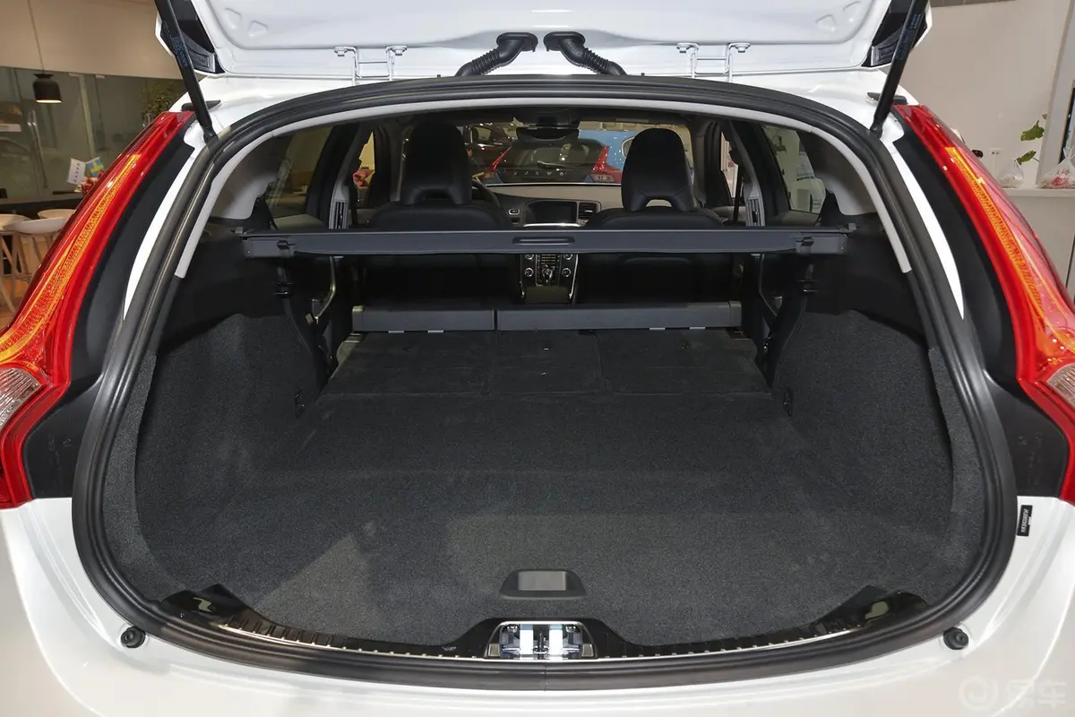 沃尔沃V60Cross Country 2.5T T6 AWD行李箱空间