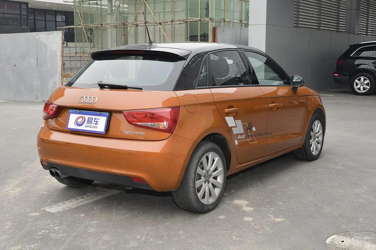 奥迪A1Sportback 30TFSI 舒适型侧后45度车头向右水平