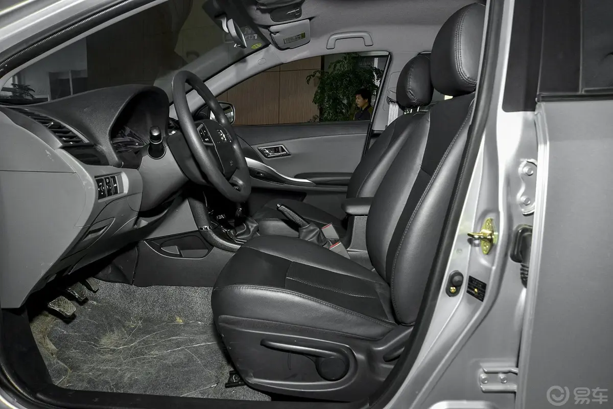 众泰Z300新视界版 1.5L 手动 豪华型前排空间