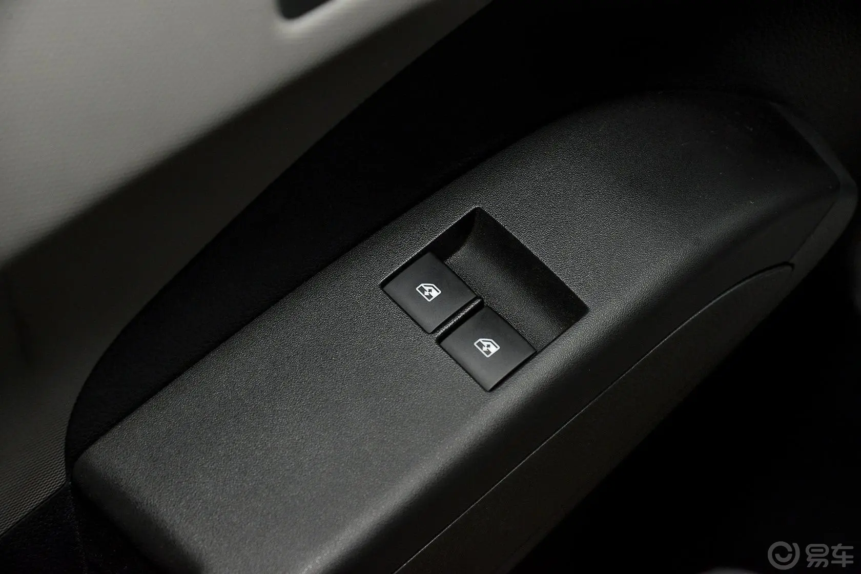 爱唯欧1.4L 手动 舒适版车窗升降键