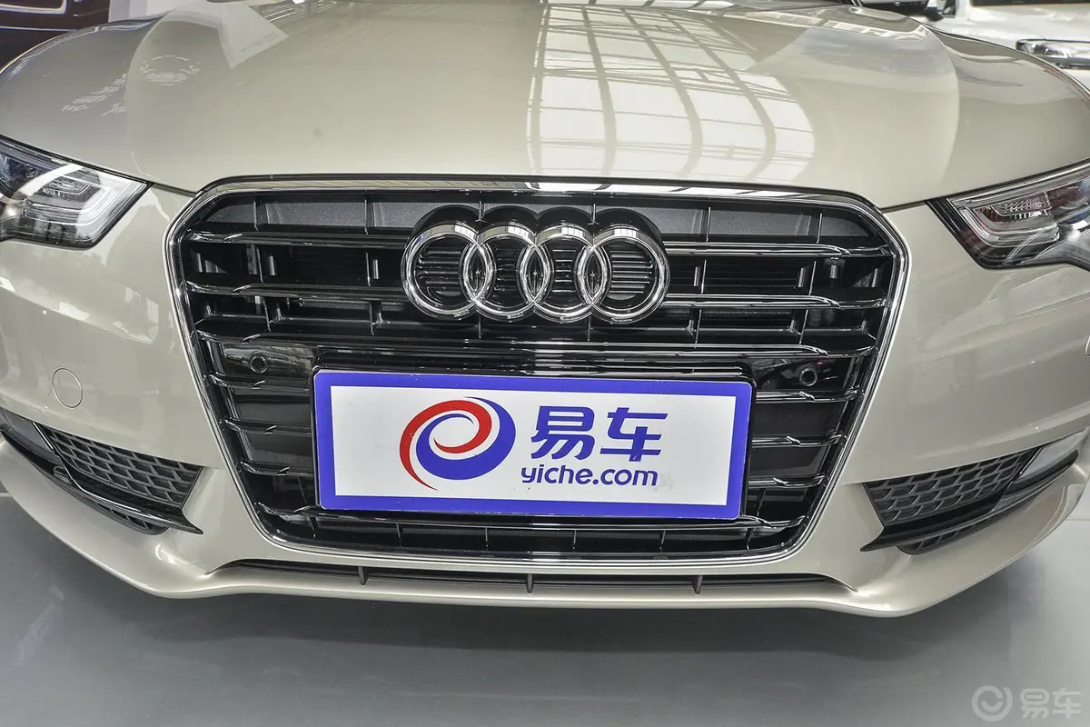 奥迪A5Cabriolet 45 TFSI 舒适型前格栅侧俯拍