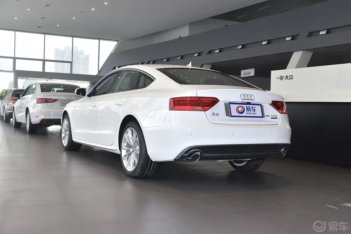 奥迪A5Sportback 45 TFSI quattro侧后45度车头向左水平