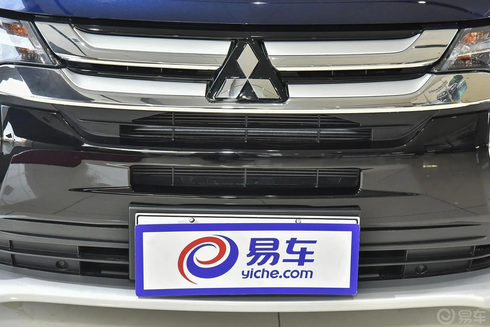 欧蓝德(进口)2.0L CVT 两驱 加值版 5座前格栅侧俯拍