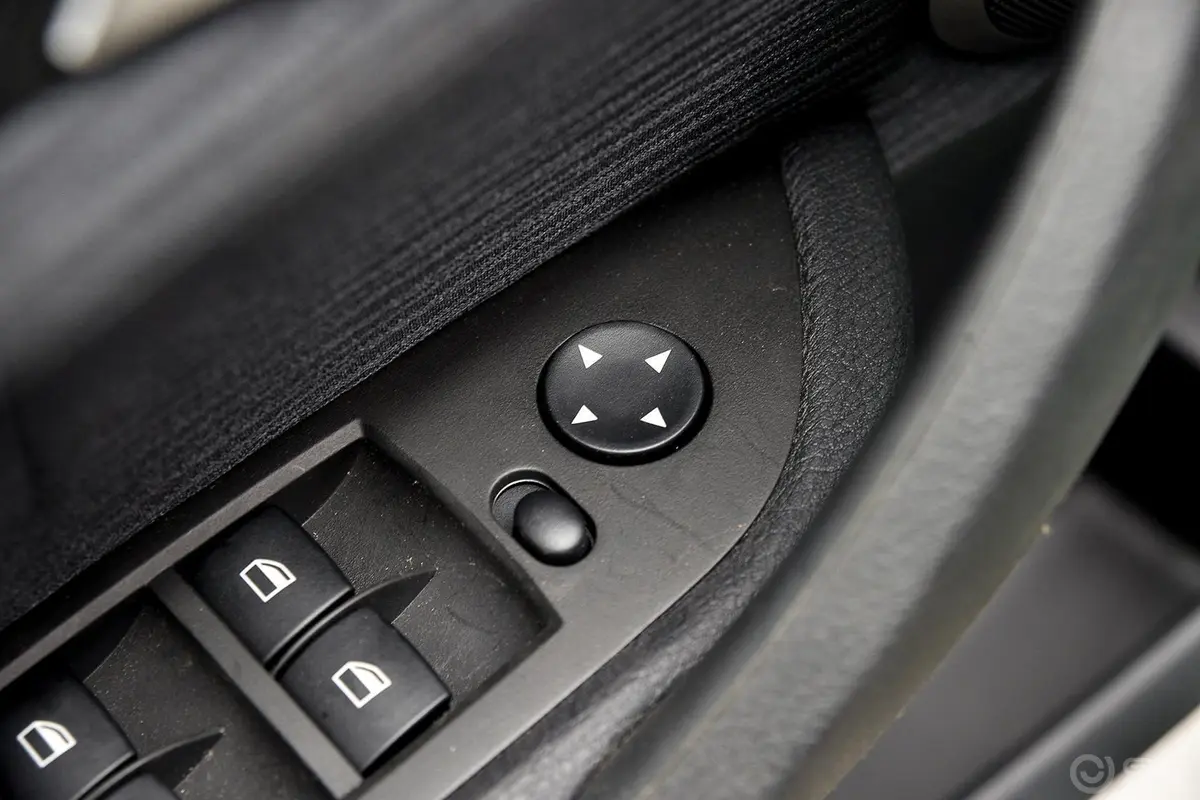 宝马X1sDrive18i 时尚晋级版外后视镜控制键