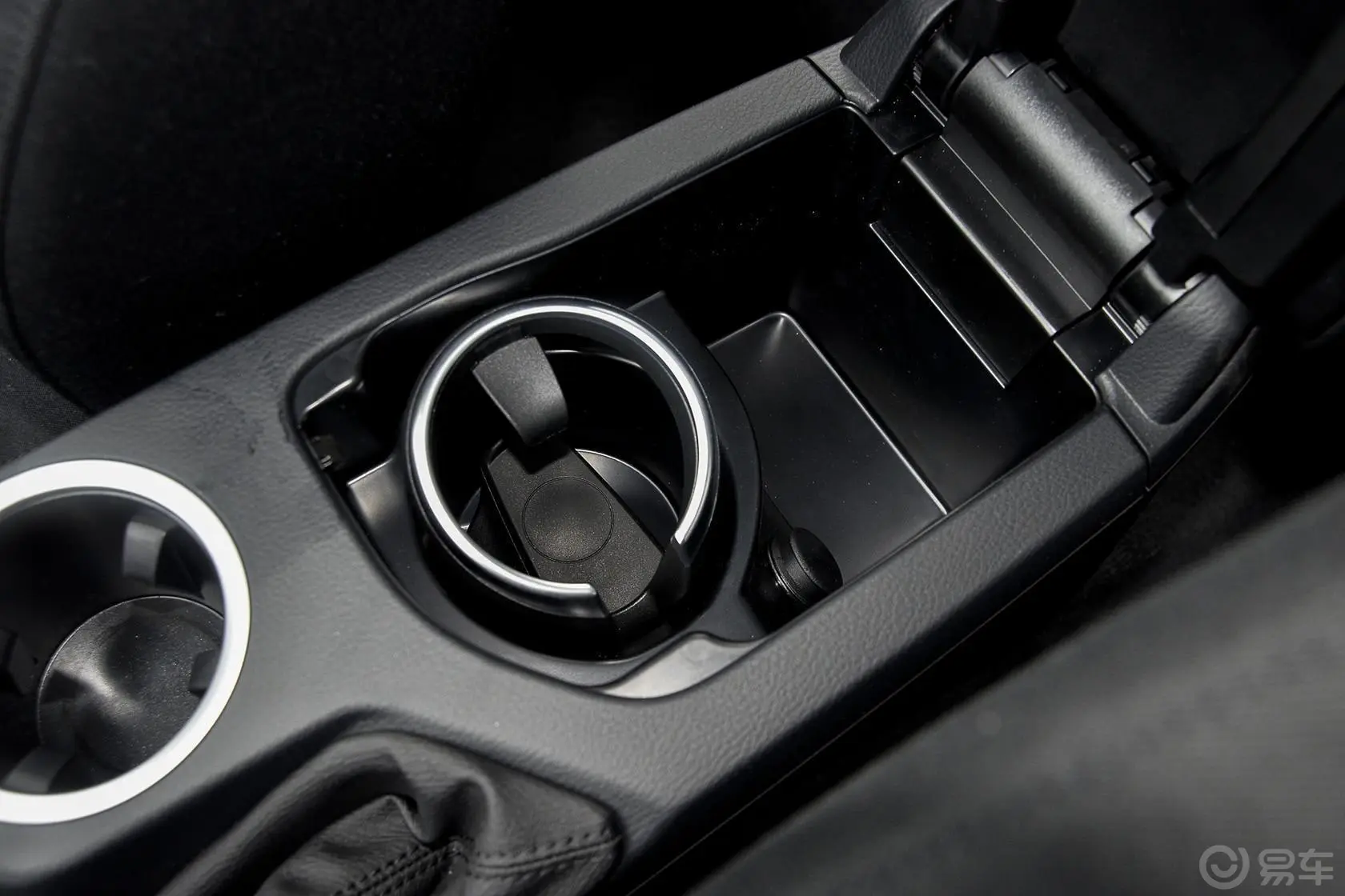 宝马X1sDrive18i 时尚晋级版前排中央扶手箱空间