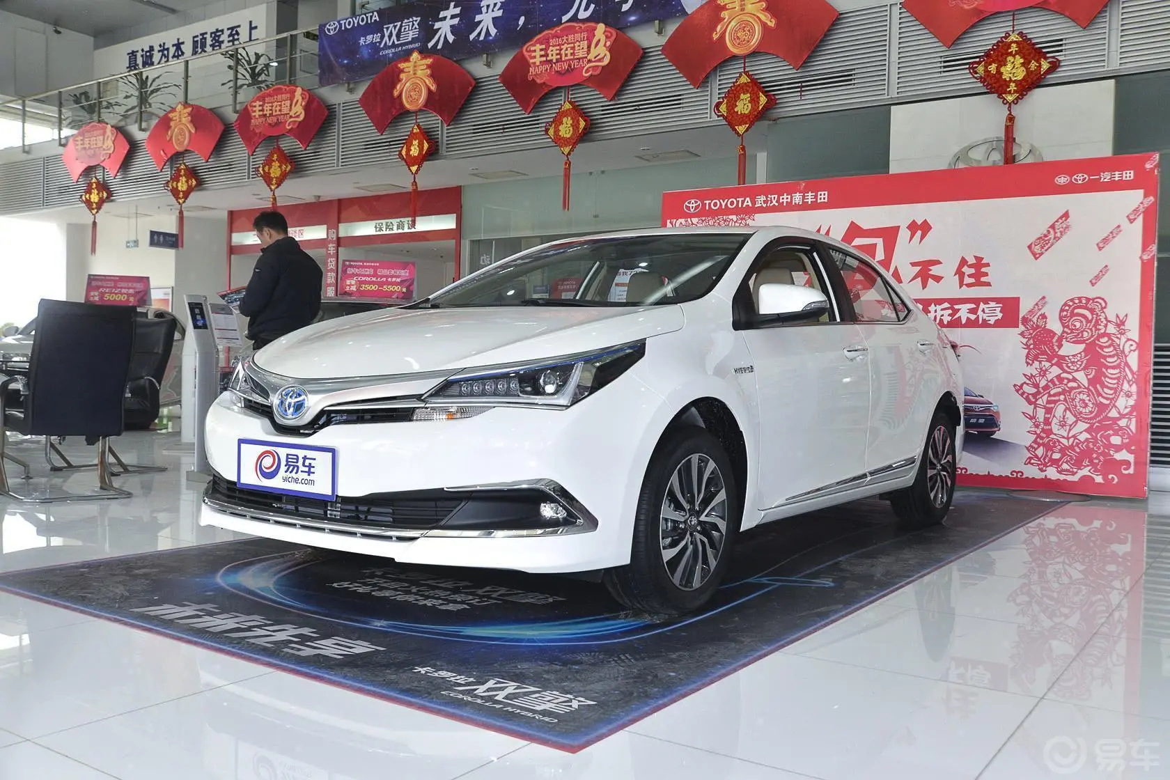 卡罗拉双擎 1.8L CVT 旗舰版侧前45度车头向左水平