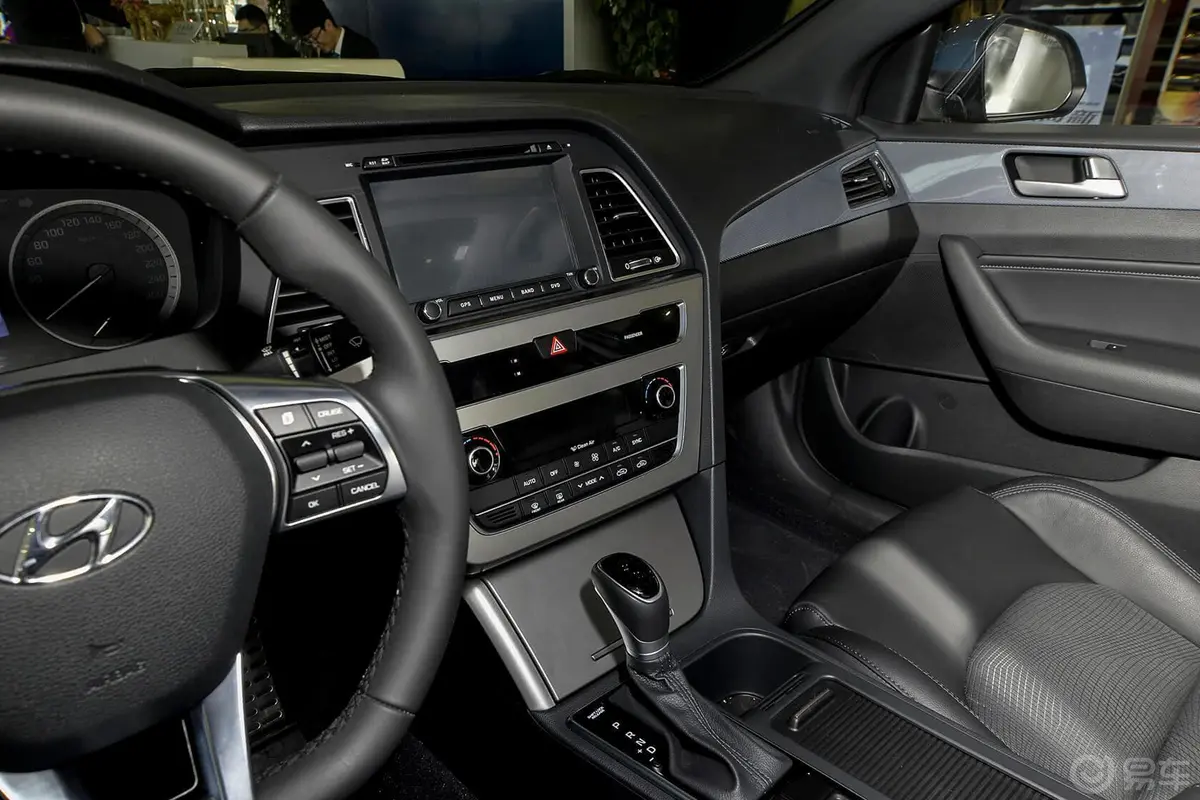 索纳塔1.6T 自动 GS 时尚型+娱乐包中控台驾驶员方向