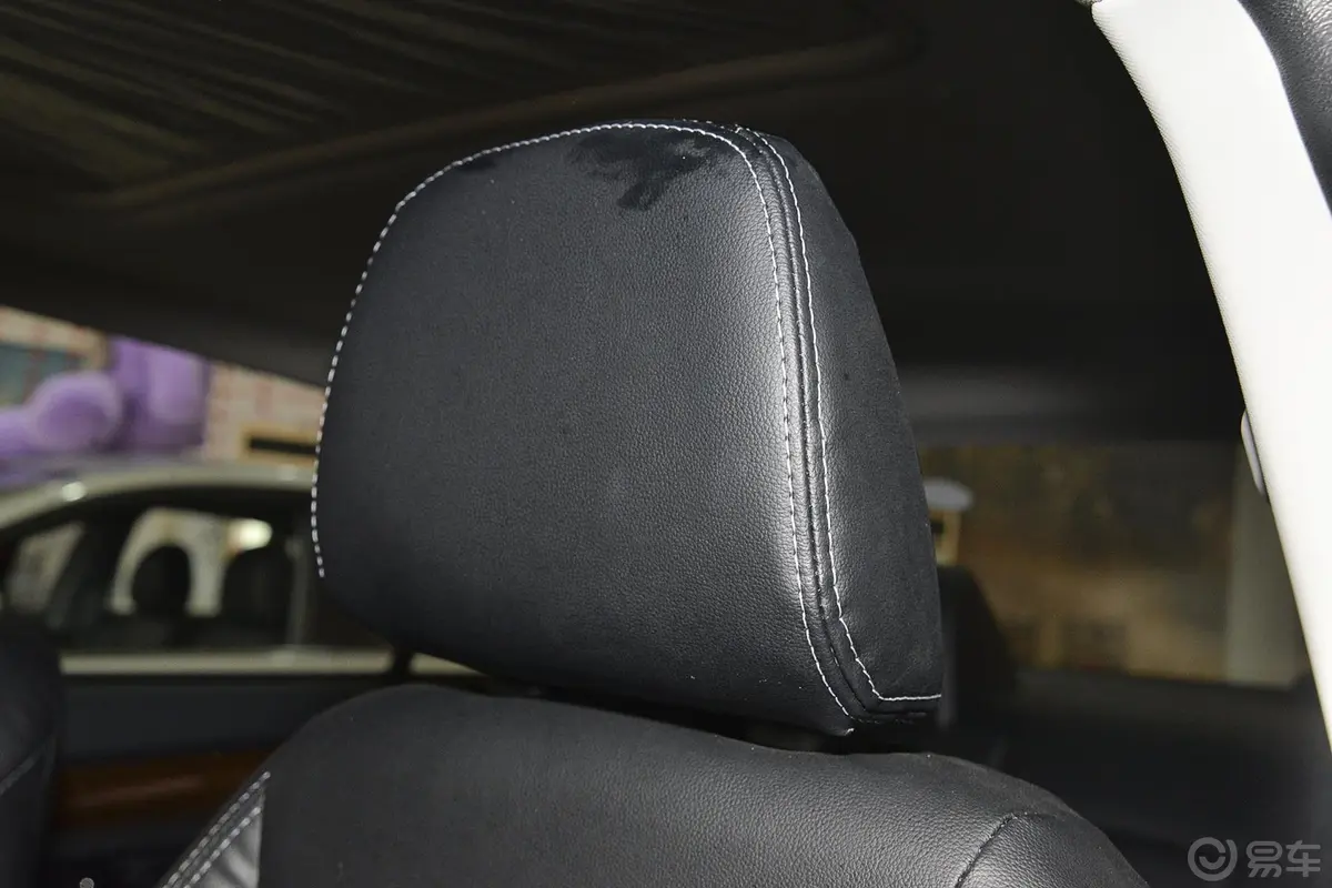 众泰Z5001.5T CVT 尊贵型驾驶员头枕