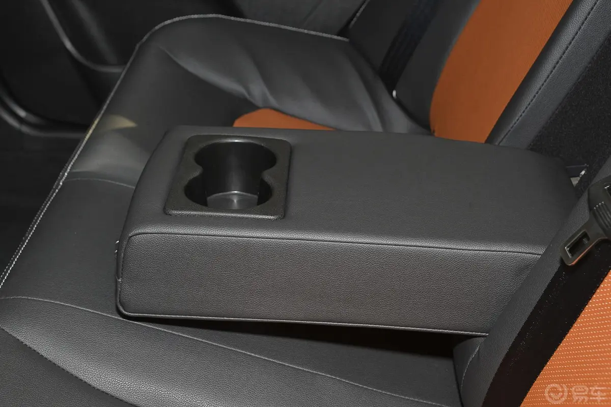 帝豪RS 1.5L CVT 向上版后排扶手