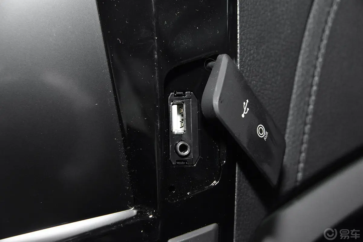 比亚迪S72.0TID 手自一体 尊贵型 7座AUX接口