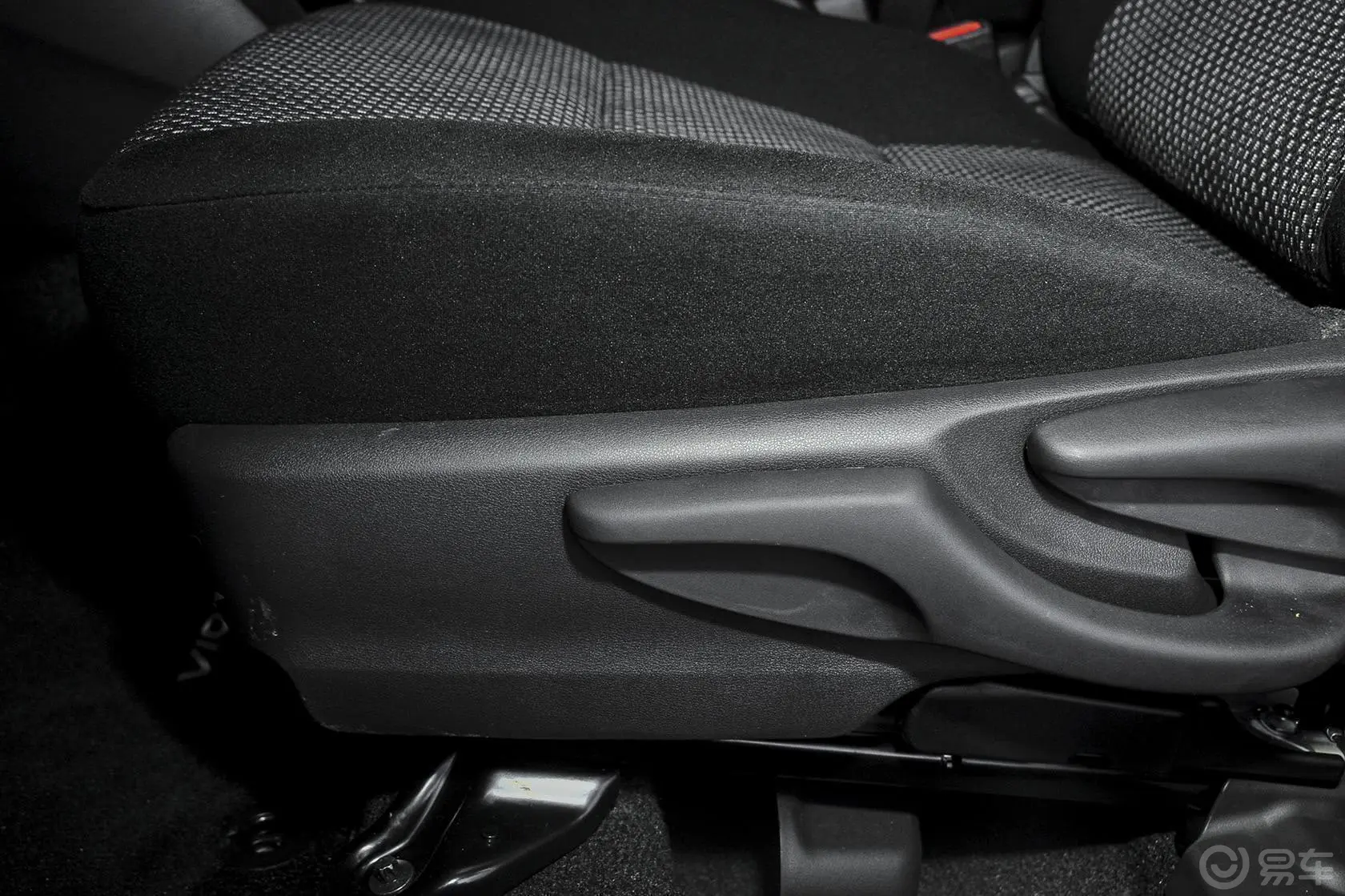威驰1.3L 手动 型尚版座椅调节键