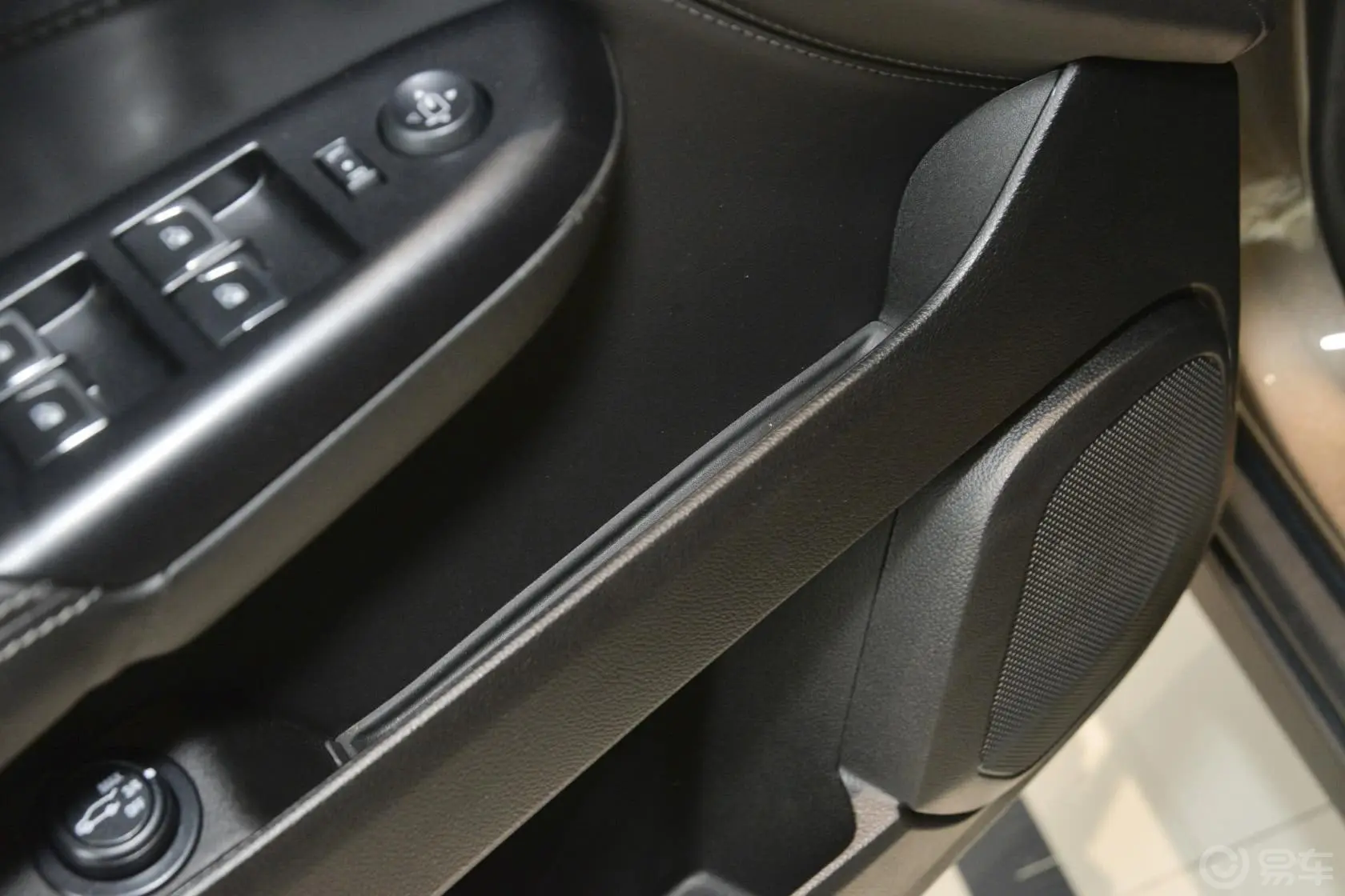 凯迪拉克SRX3.0L 手自一体 豪华型驾驶员门储物盒