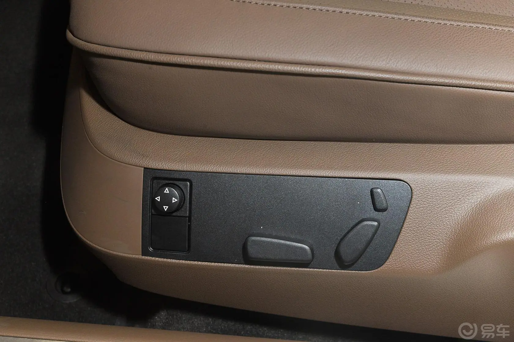 辉腾3.0L 商务型 汽油版座椅调节键
