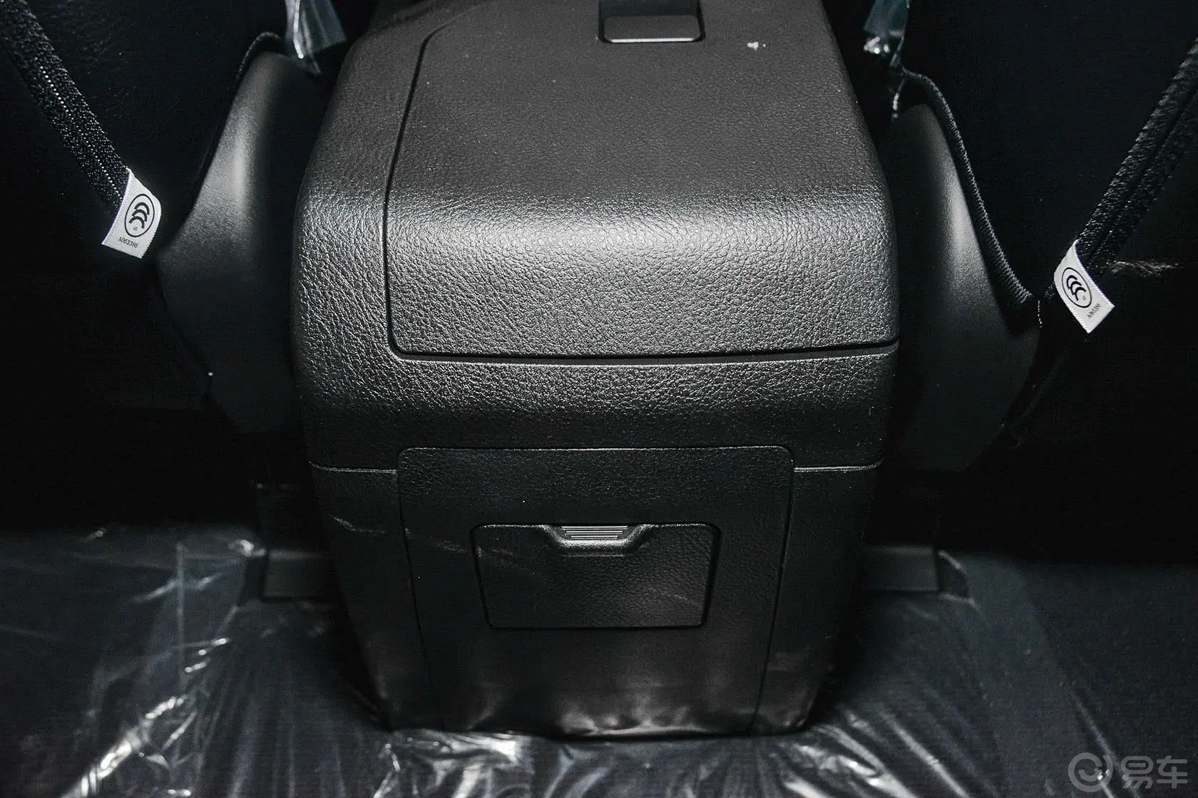 比亚迪S62.0L 手动 精英版 5座前排中央扶手箱
