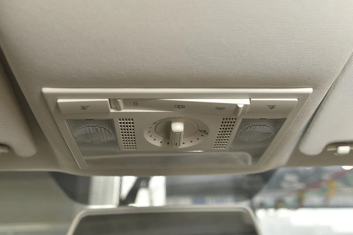 捷达质惠版 1.6L 自动舒适型前排车顶中央控制区