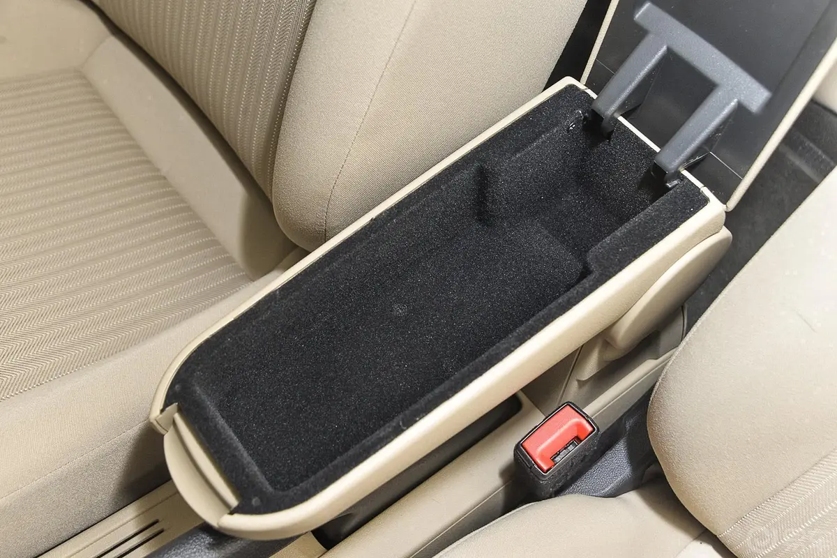 捷达质惠版 1.6L 自动舒适型前排中央扶手箱空间