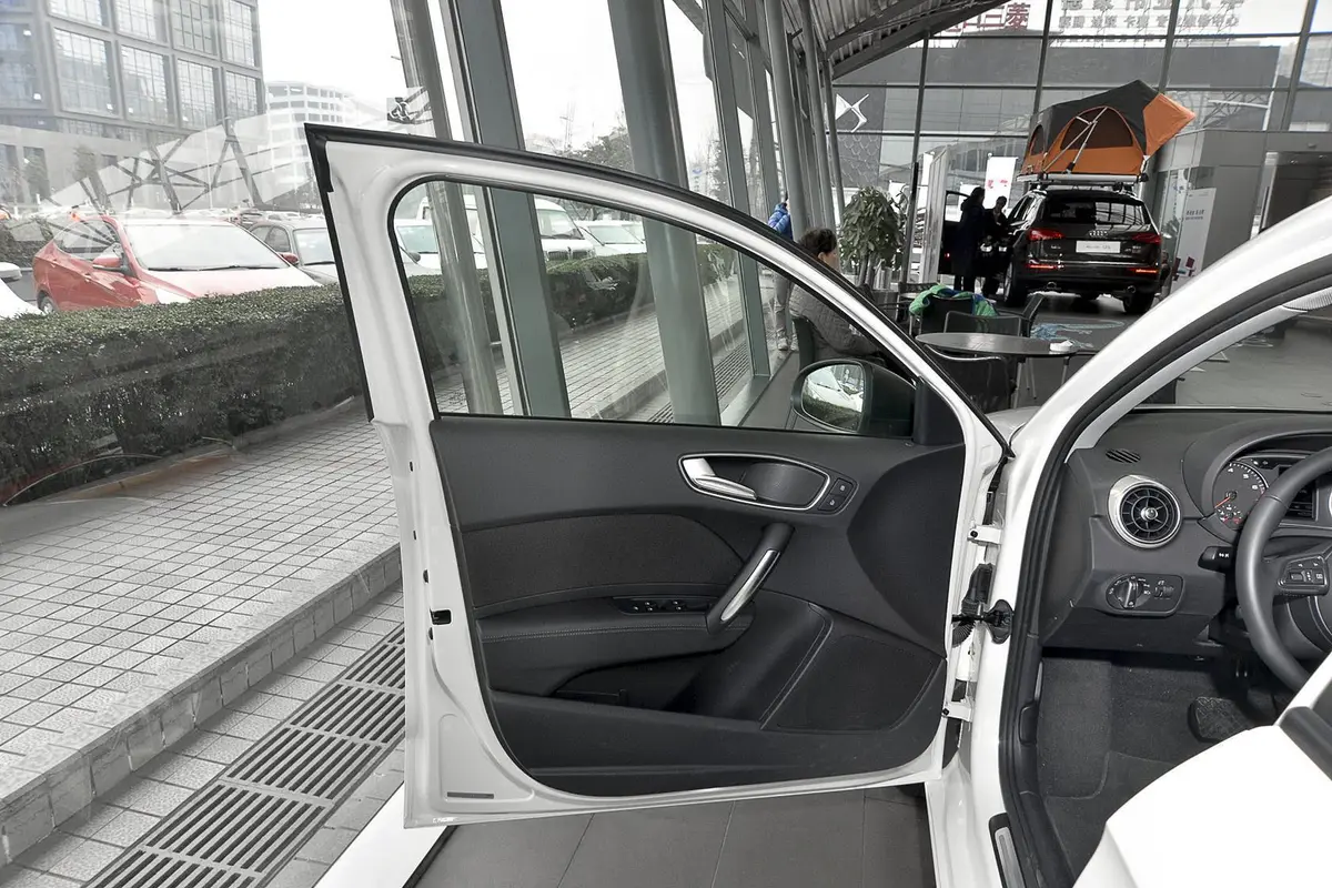 奥迪A1Sportback 30TFSI 舒适型驾驶员侧车门内门板