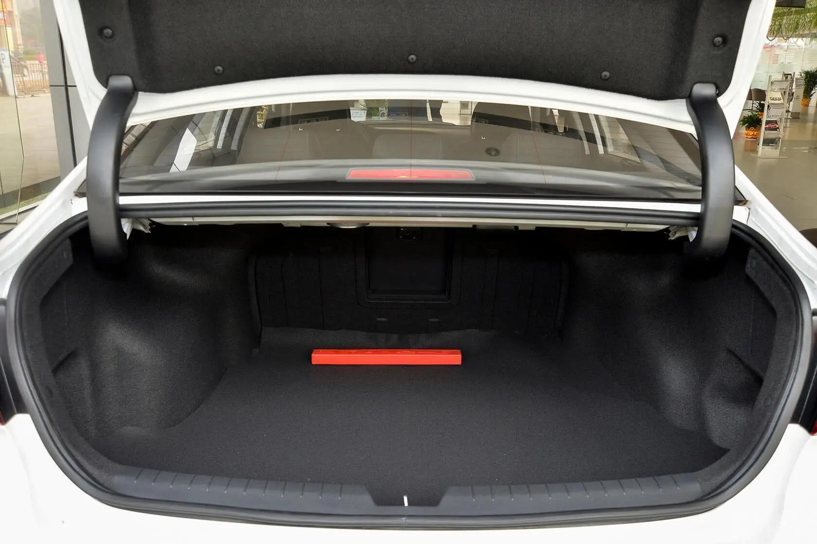 索纳塔2.4L 自动 DLX 尊贵型行李箱空间