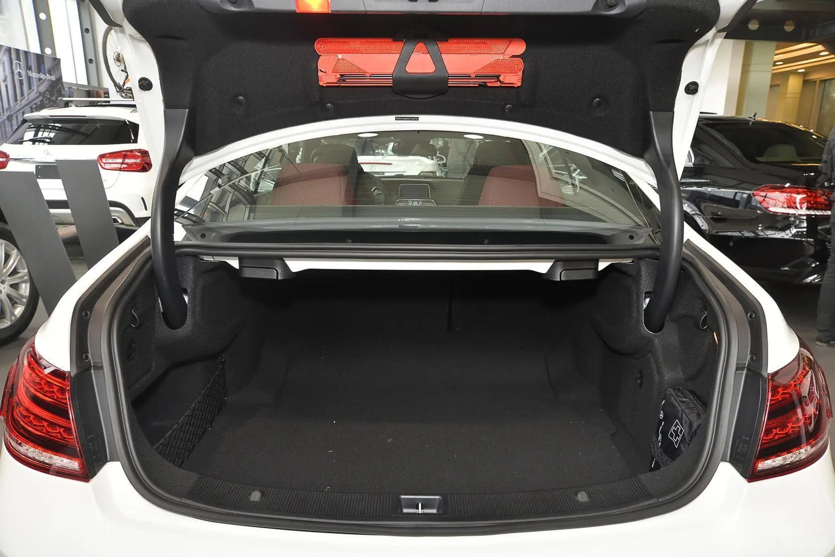奔驰E级(进口)E260 Coupe行李箱空间
