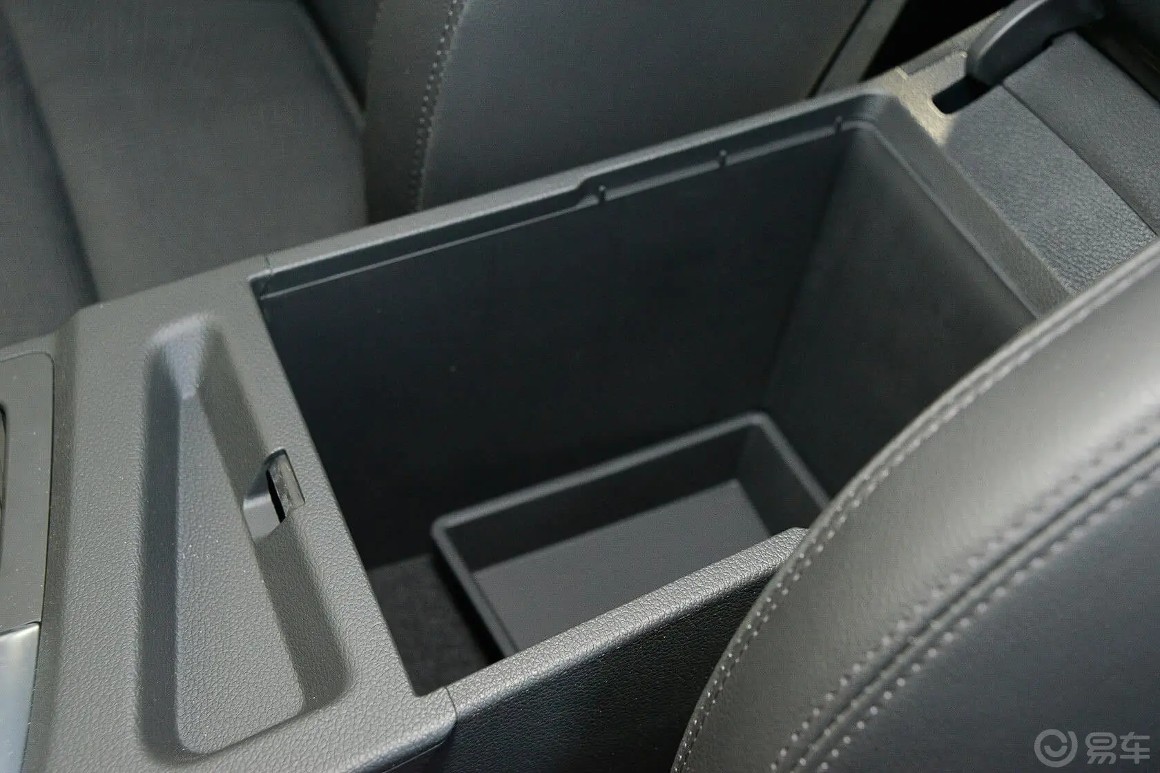 索纳塔1.6T 自动 GS 时尚型前排中央扶手箱空间