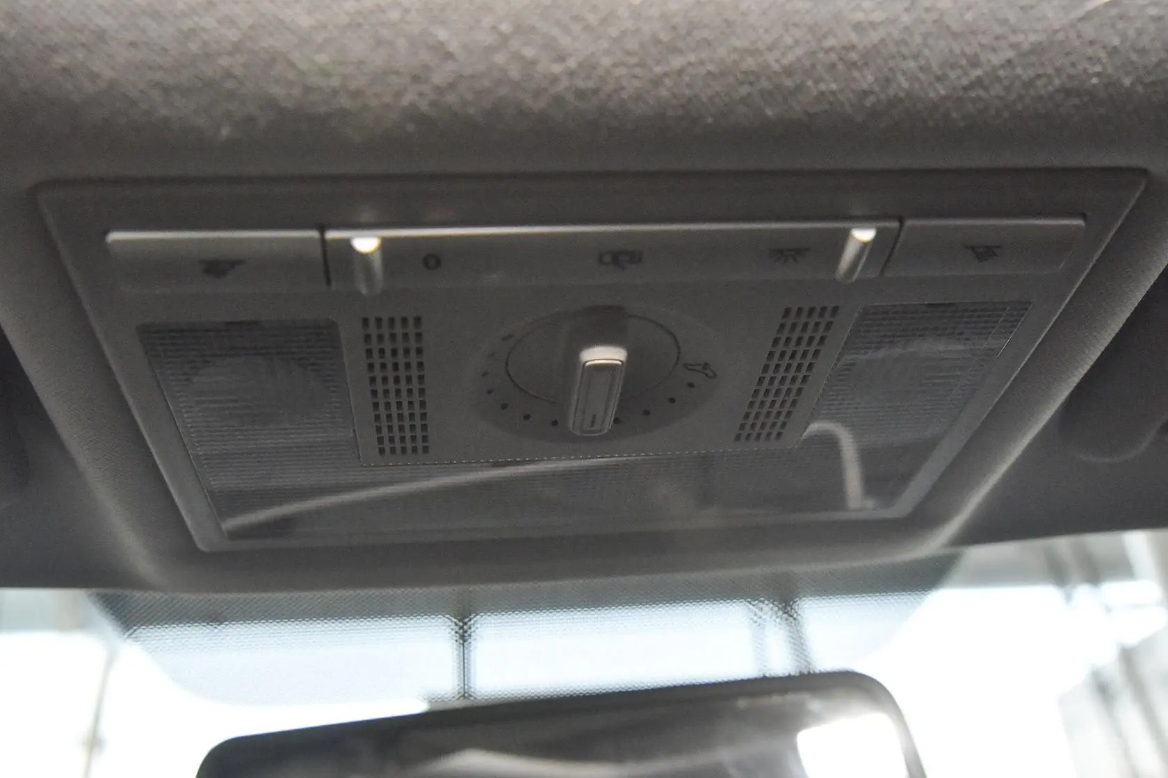 桑塔纳浩纳 1.6L 手动舒适型前排车顶中央控制区