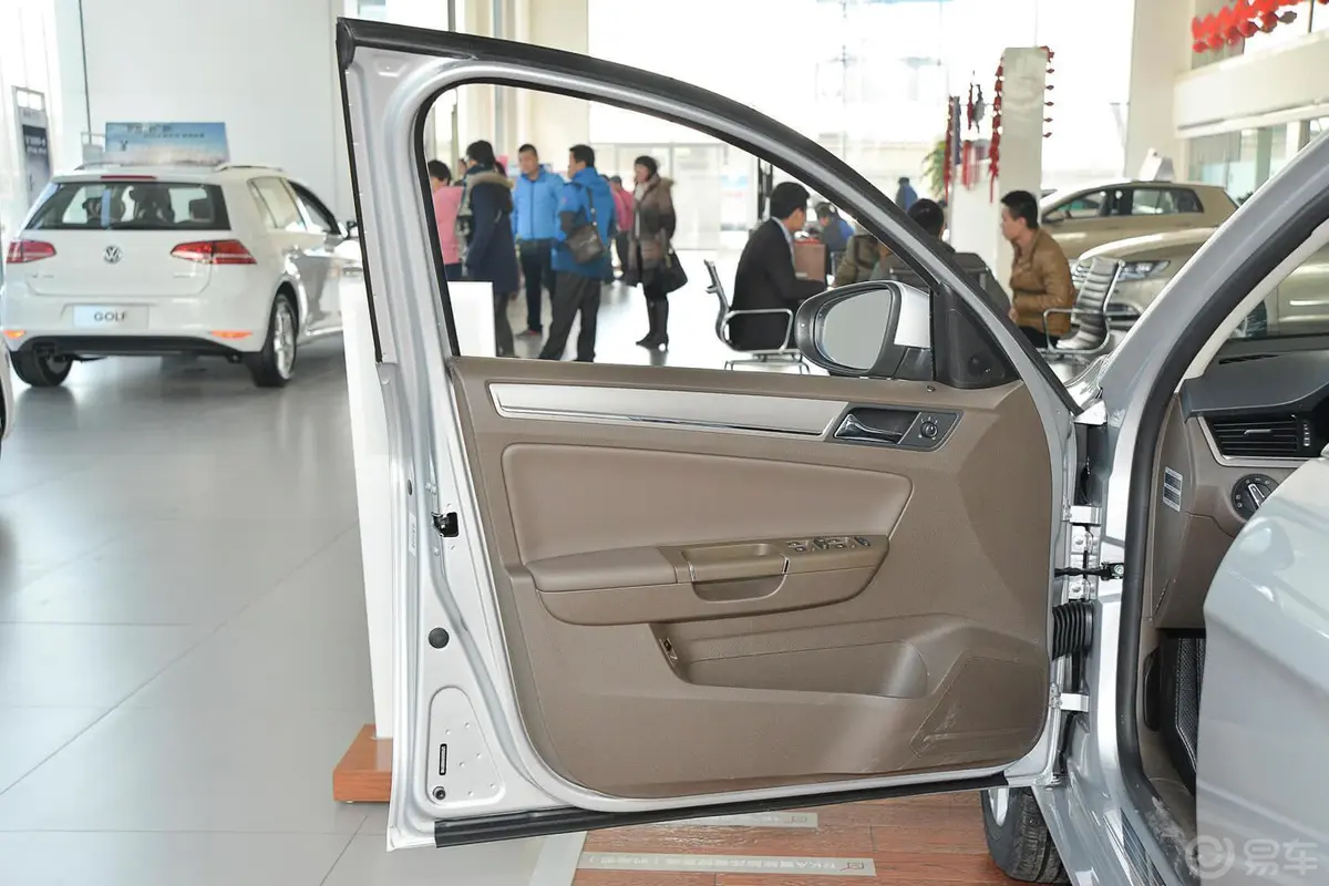 宝来质惠版 1.6L 自动舒适型驾驶员侧车门内门板