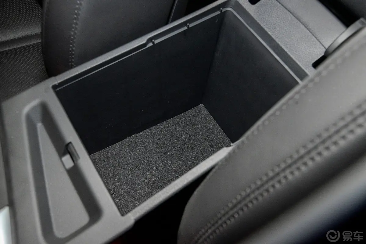 索纳塔2.4L 自动 DLX 尊贵型前排中央扶手箱空间