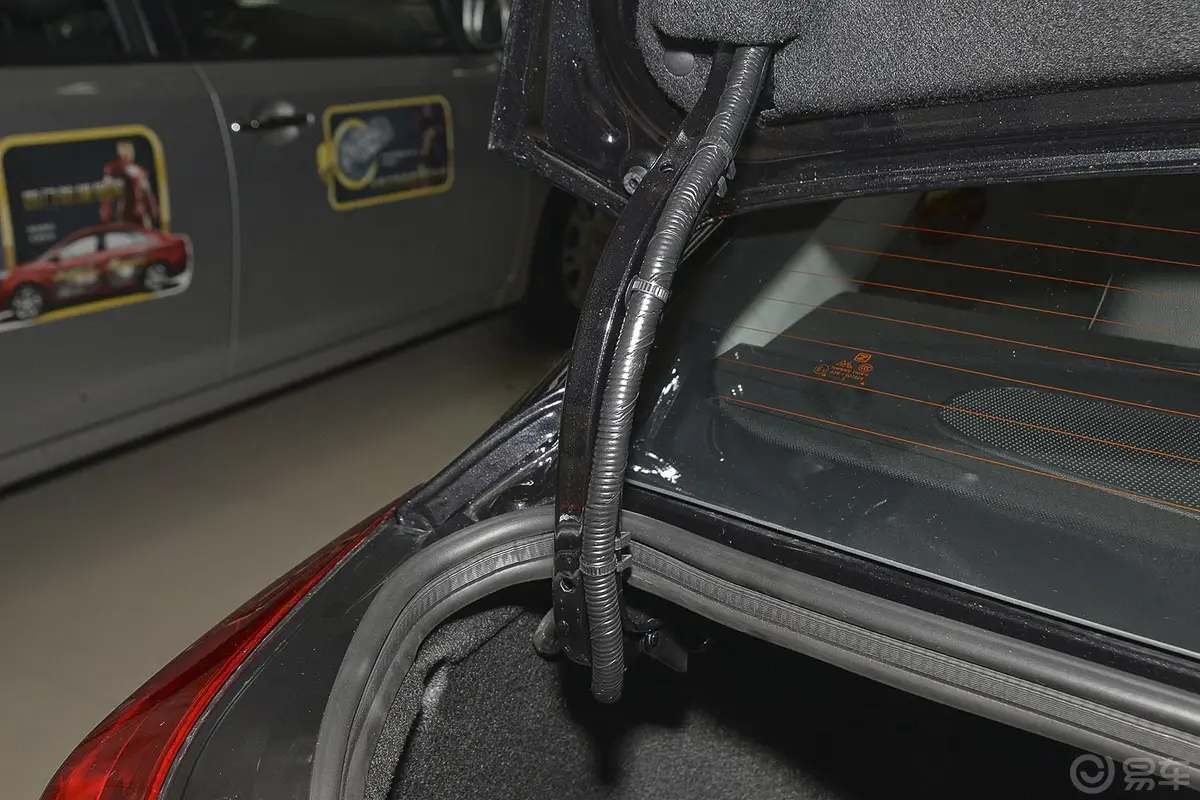 众泰Z5001.5T 手动 尊贵型行李厢支撑杆
