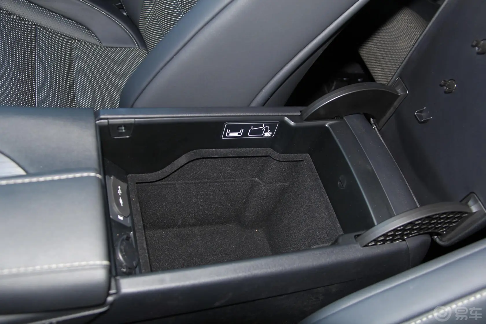 雷克萨斯RX300 四驱 豪华版 国V前排中央扶手箱空间