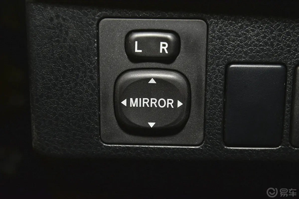 RAV4荣放2.5L 手自一体 精英版外后视镜控制键