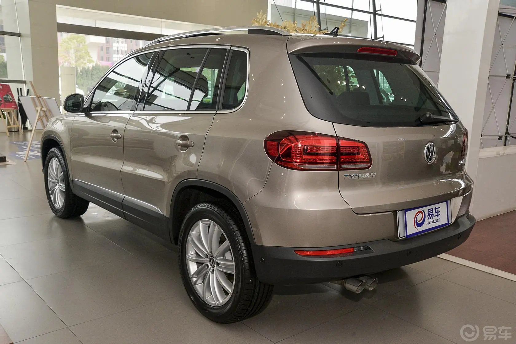 Tiguan2.0 TSI 舒适版侧后45度车头向左水平