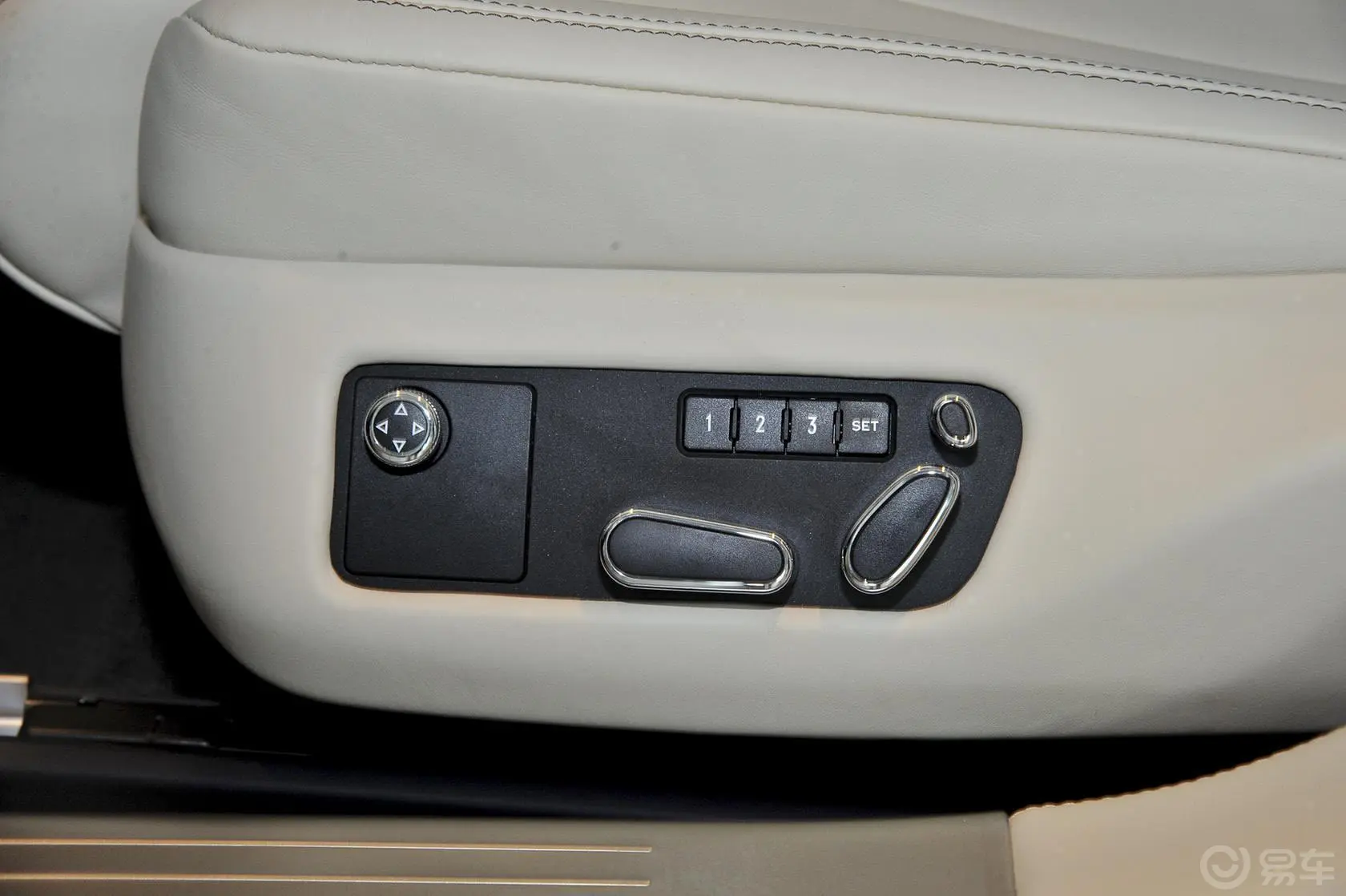 飞驰4.0T V8 标准版座椅调节键