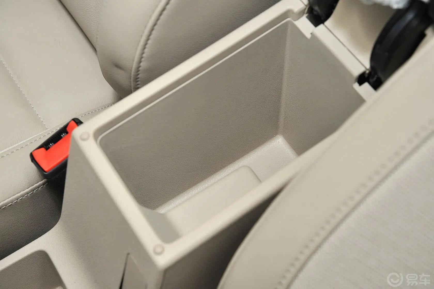 宝来1.6L 手动 舒适型前排中央扶手箱空间