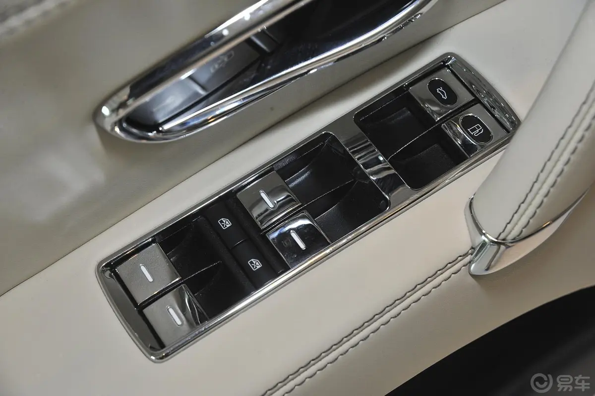 飞驰4.0T V8 标准版车窗升降键
