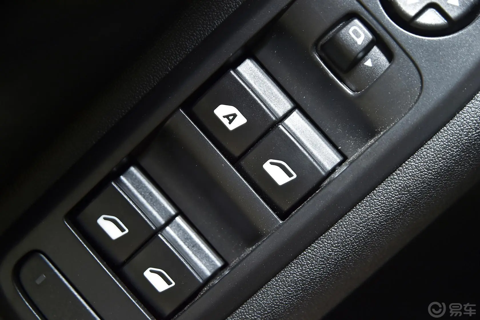 标致3011.6L 自动 舒适版车窗升降键