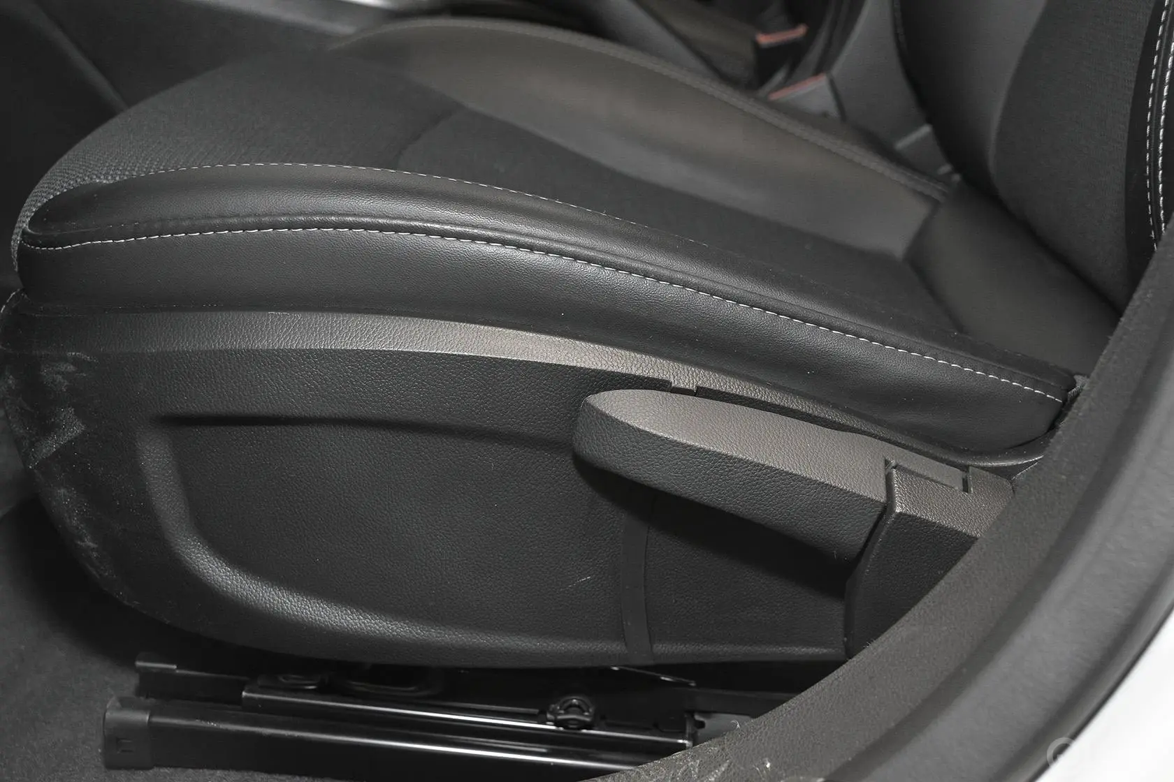 科鲁兹两厢 1.6L 自动 舒适版座椅调节键