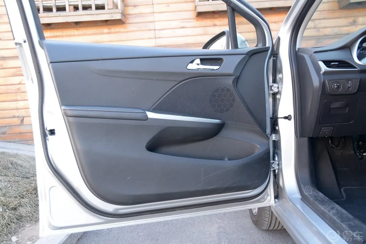乐风RV1.5L 手自一体 趣行版驾驶员侧车门内门板