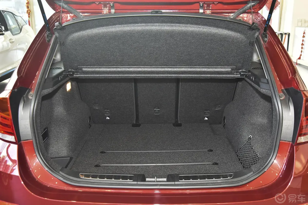 宝马X1sDrive18i X设计套装行李箱空间