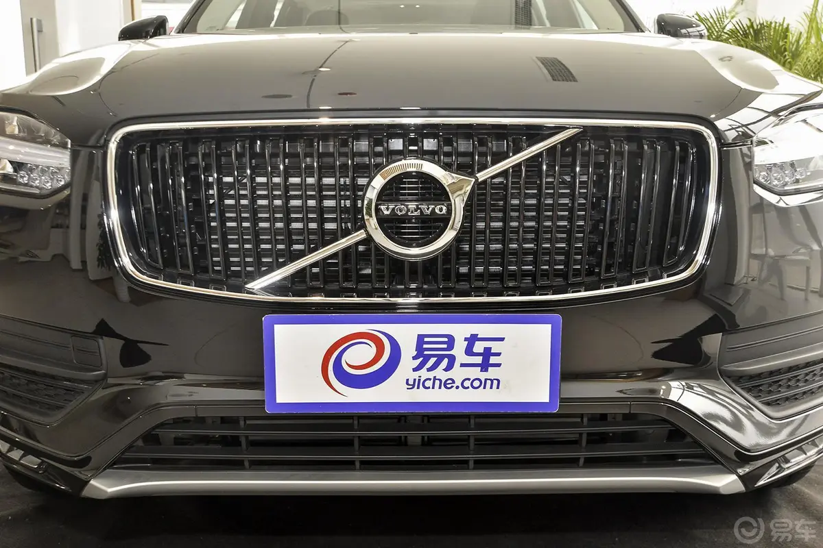 沃尔沃XC902.0T T6 智逸版 七座前格栅侧俯拍