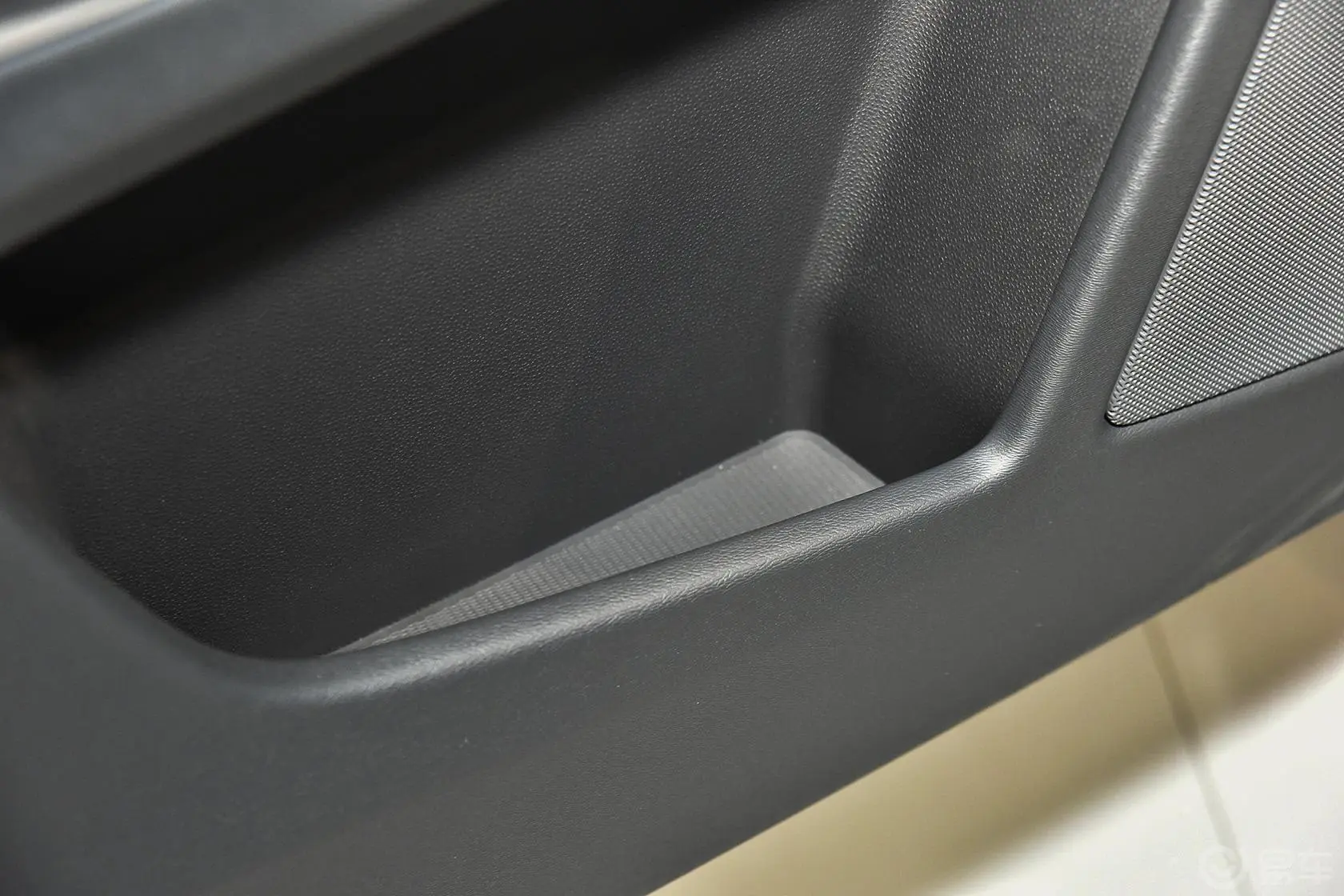 沃尔沃XC60T5 AWD 智远版驾驶员门储物盒