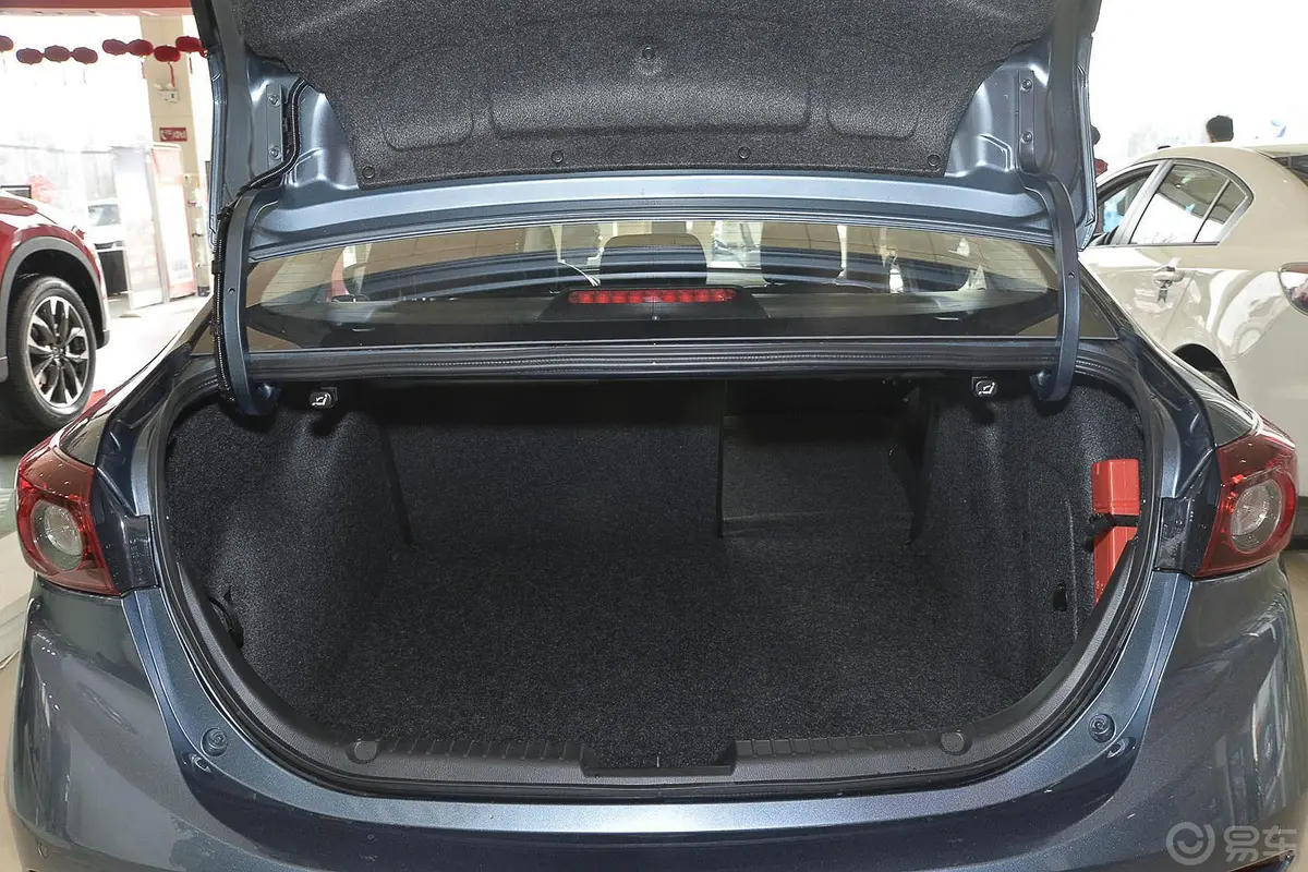 马自达3 昂克赛拉三厢 1.5L 自动 豪华型行李箱空间（后排右放倒）