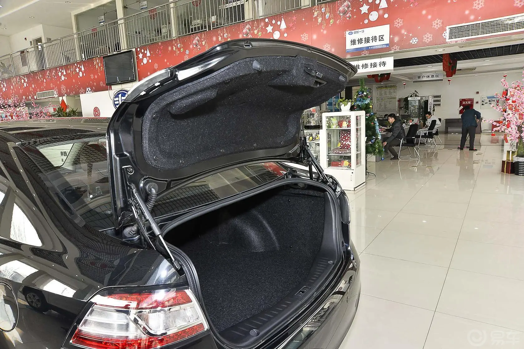 奔腾B901.8T 自动 豪华型行李厢开口范围