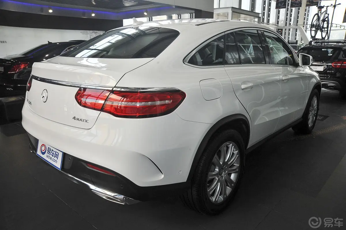 奔驰GLE轿跑GLE 320 4MATIC 运动SUV侧后45度车头向右水平