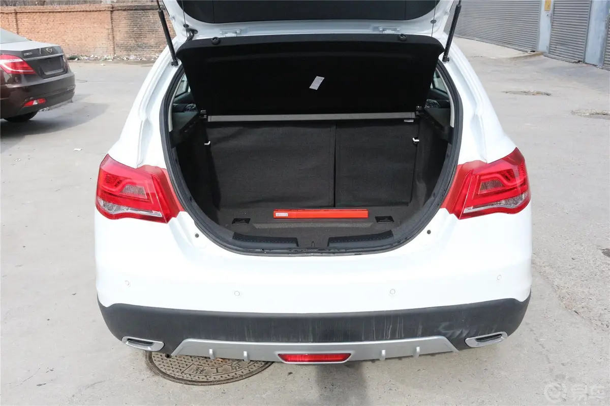 帝豪RS 1.3T CVT 向上版行李箱空间