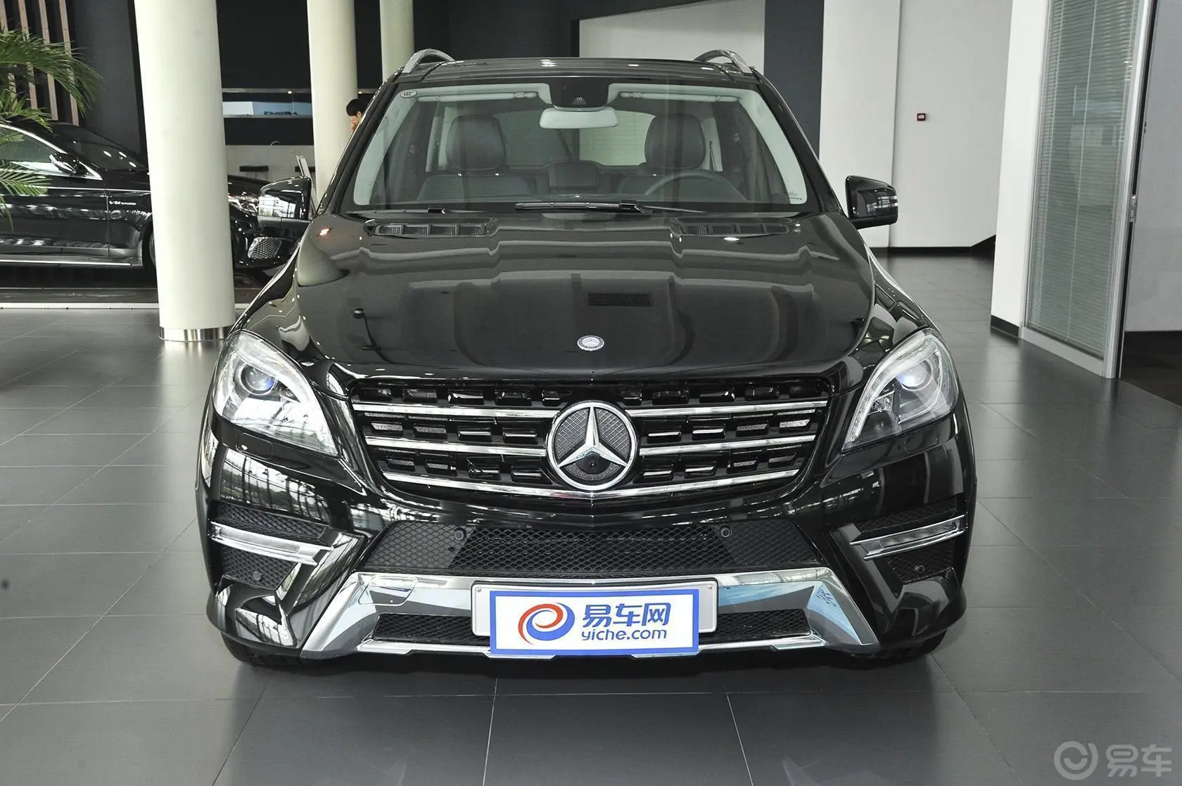 奔驰M级ML400 4MATIC 动感型正前水平