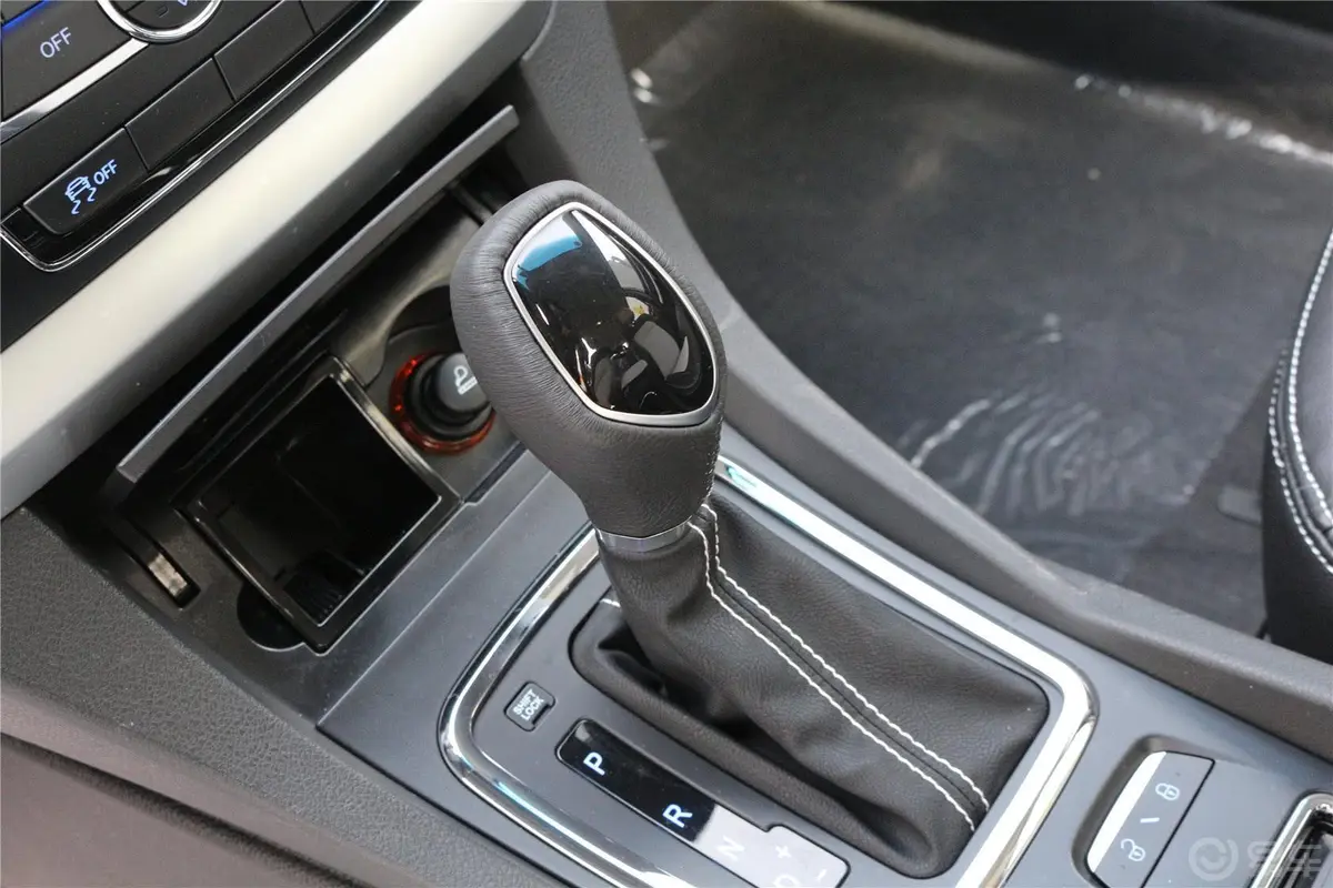 帝豪RS 1.3T CVT 向上版换挡杆