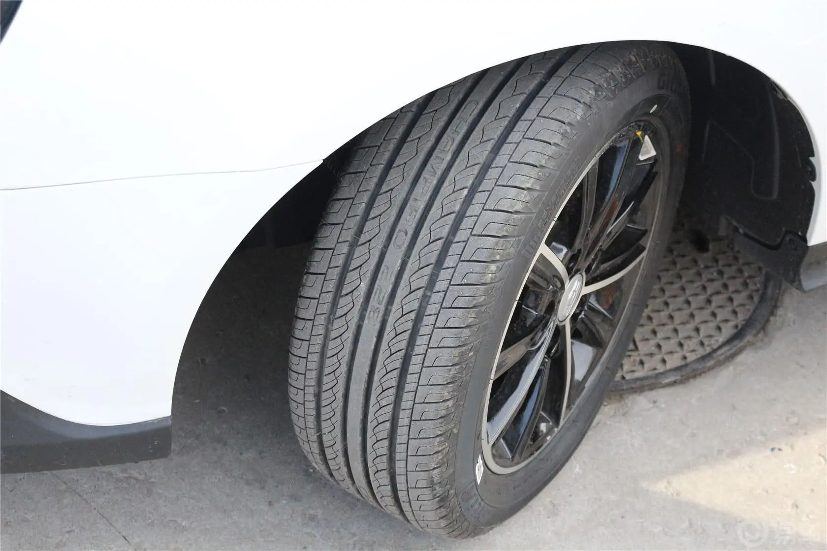 帝豪RS 1.3T CVT 向上版轮胎花纹