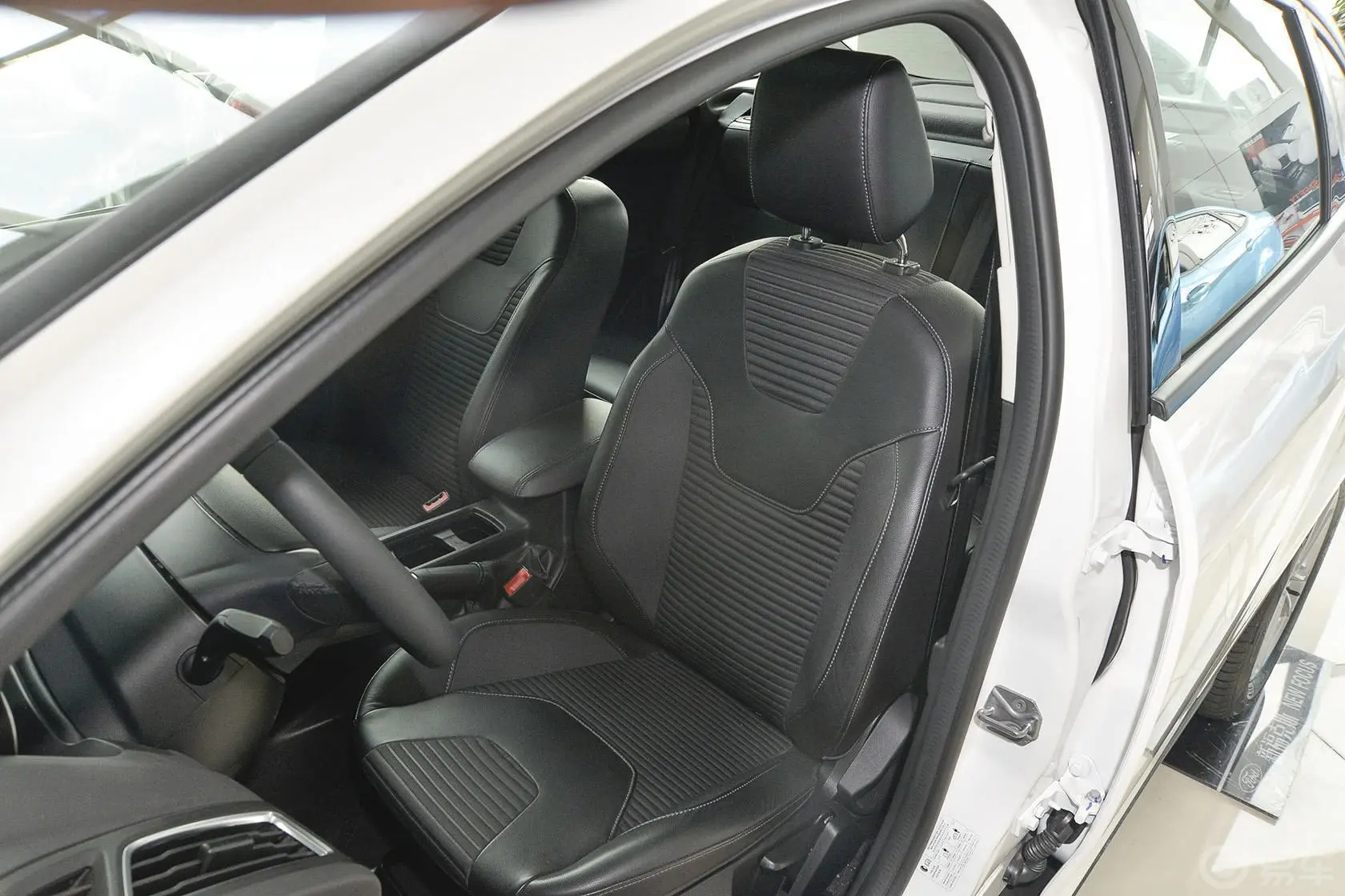 福克斯三厢 Ecoboost125 手动 超能风尚型驾驶员座椅