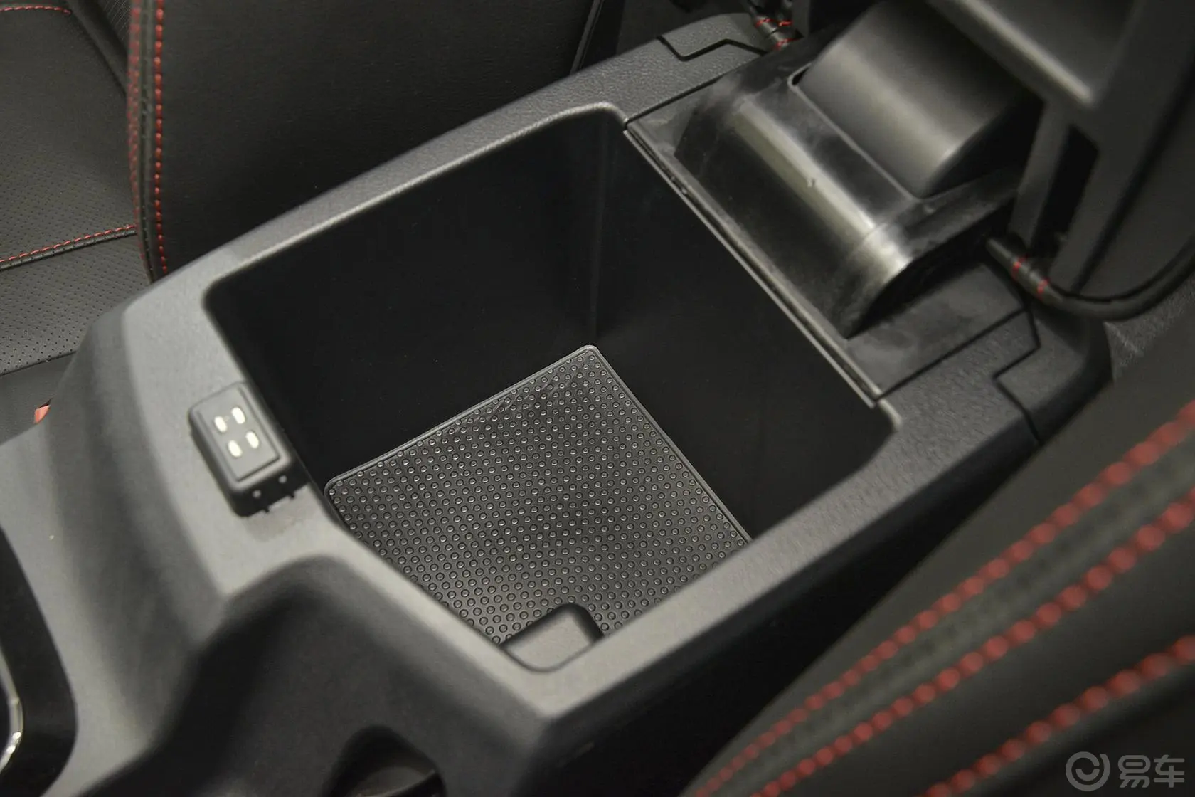 吉利GX7运动版 2.0L 自动 尊贵型前排中央扶手箱空间